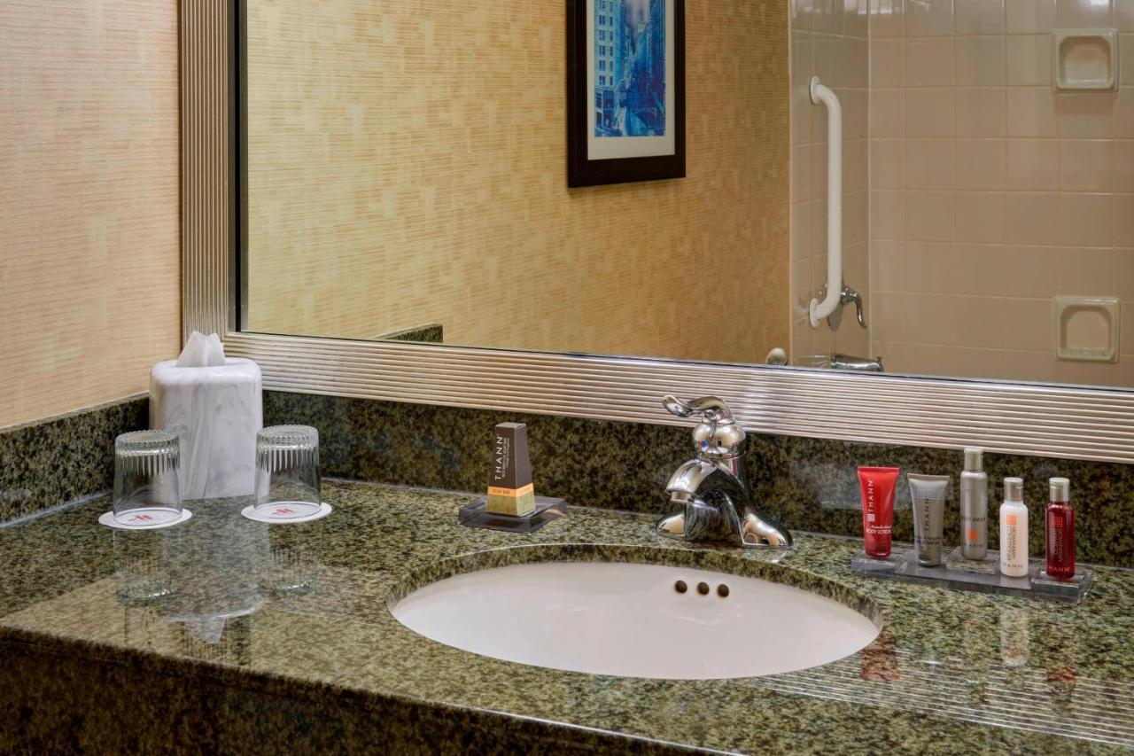 Milwaukee Marriott West Hotel Waukesha Exterior photo