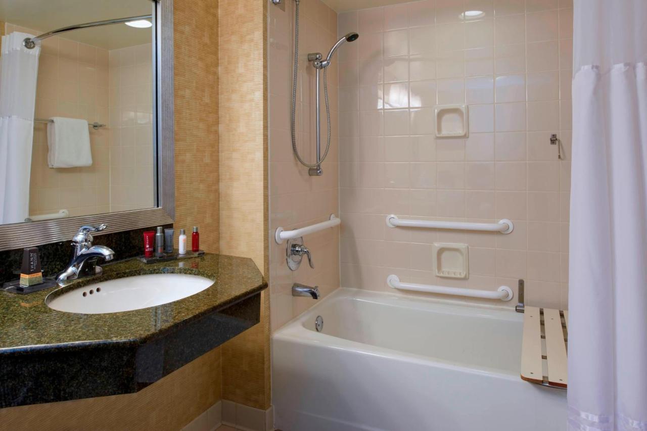 Milwaukee Marriott West Hotel Waukesha Exterior photo