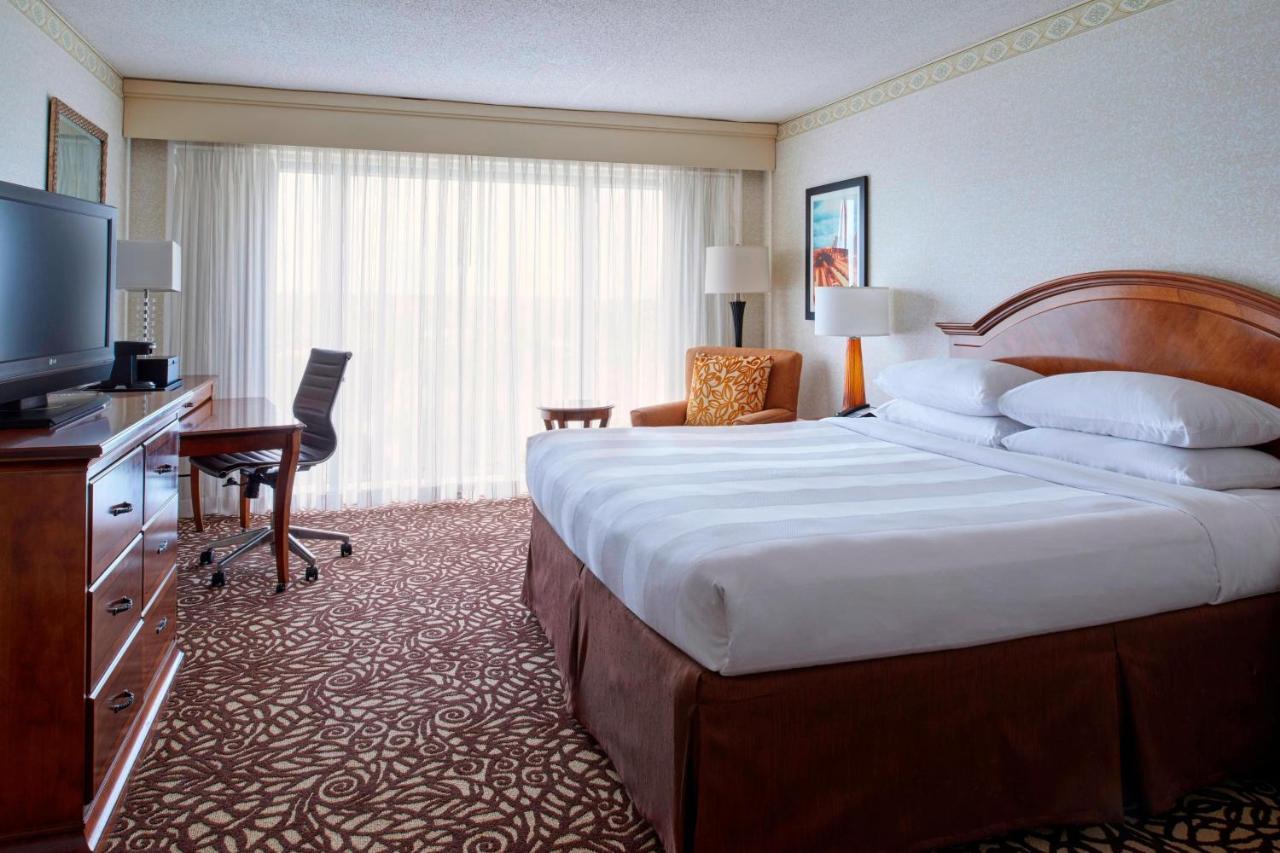 Milwaukee Marriott West Hotel Waukesha Exterior photo