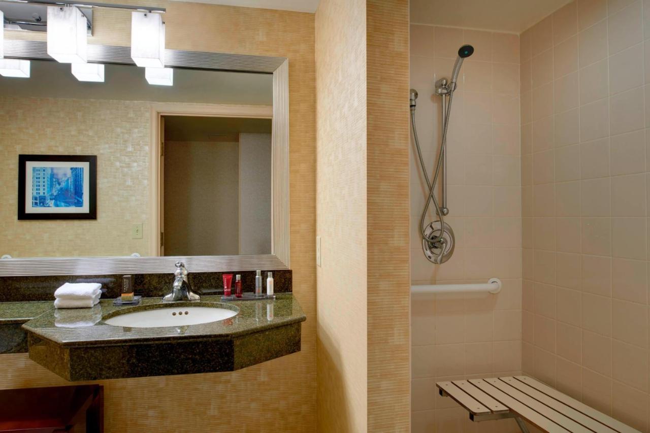 Milwaukee Marriott West Hotel Waukesha Exterior photo